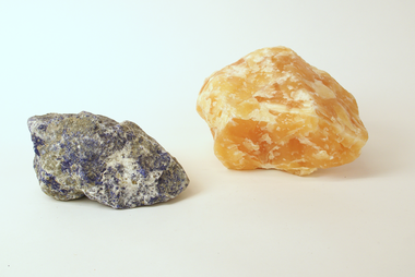 Rohsteine Lapislazuli und Orangencalcit